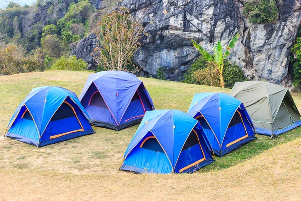 Tende a cupola nel campeggio — Foto Stock