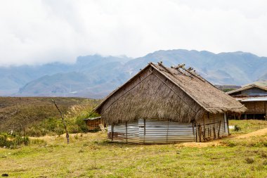 Yüksek dağ Vadisi üzerinde küçük kulübe