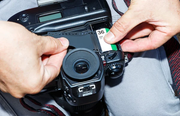 Yeni negatif rulo film Slr el ile kameraya değiştirme