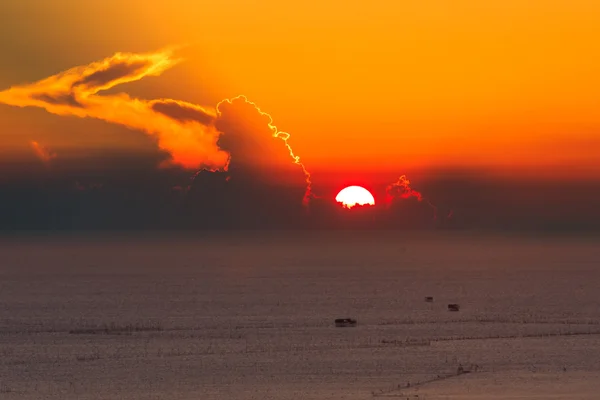 Pôr do sol e nuvem sobre a paisagem urbana e o aeroporto — Fotografia de Stock