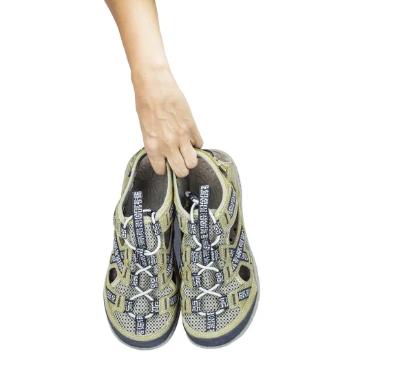 Ręka na białym tle nosić sandały sportu z clippong ścieżka — Zdjęcie stockowe