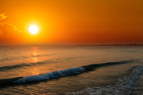 Orangener Sonnenuntergang über dem Meer — Stockfoto