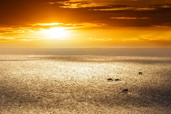 Pôr do sol sobre o mar e shell farm — Fotografia de Stock