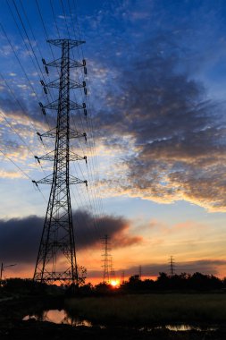 Siluet elektrik Kulesi gündoğumu ile