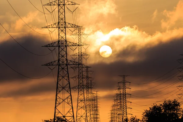 Torre de energia elétrica silhueta com nascer do sol — Fotografia de Stock