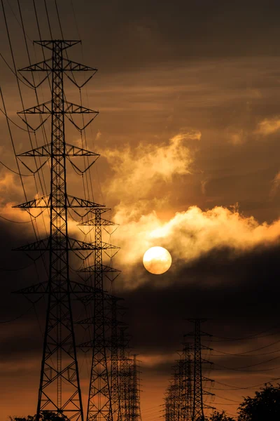 Torre de energia elétrica silhueta com luz solar — Fotografia de Stock