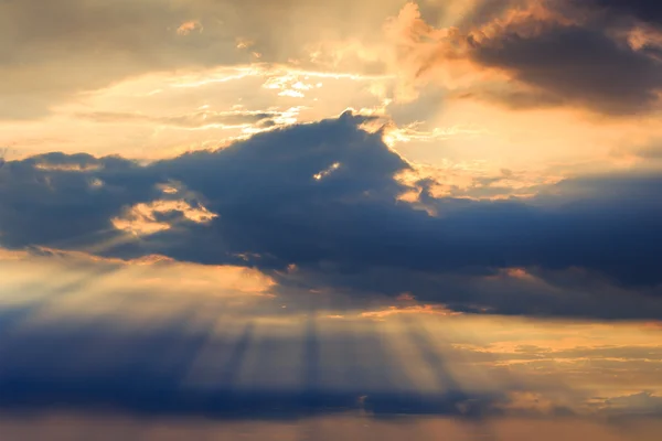 日没時に薄明薄暮性太陽光線 — ストック写真