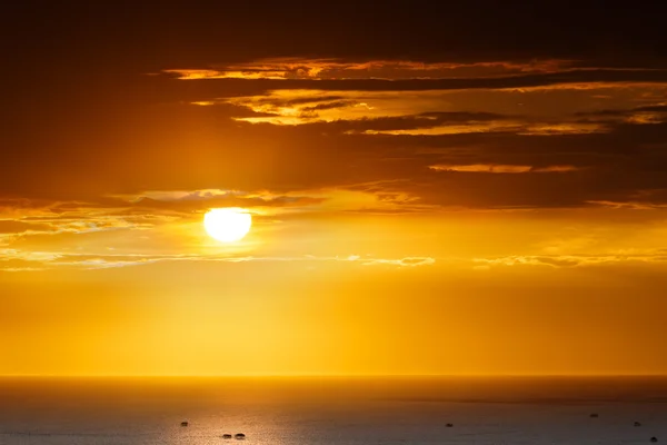 Sonnenuntergang über Muschelfarm im Meer — Stockfoto