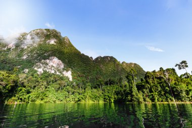 Dağ ve göl üzerinde gökyüzü