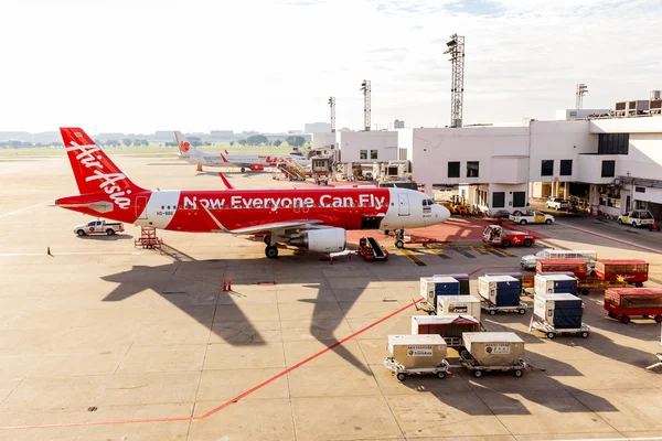 Airbus A320-200 Thai Airasia connected to jetway at Don Muang in — Stock Photo, Image