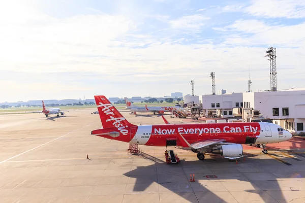 Airbus A320-200 Thai Airasia connected to jetway at Don Muang in — Stock Photo, Image