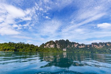 Dağ ve göl üzerinde gökyüzü