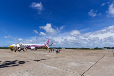 Boeing 737-800 Nokair, indi Surat Thani, yolcuları ile bir