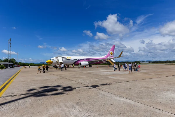 Boeing 737-800 Nokair, indi Surat Thani, yolcuları ile bir