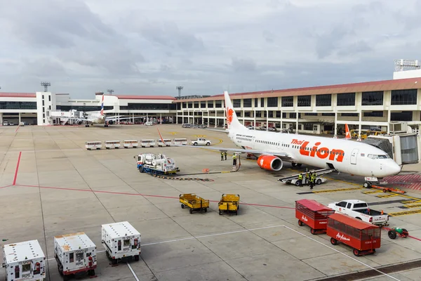 Jet τρόπο από τερματικό σε αεροσκάφη Boeing 737 στο Don Mueang Inter — Φωτογραφία Αρχείου