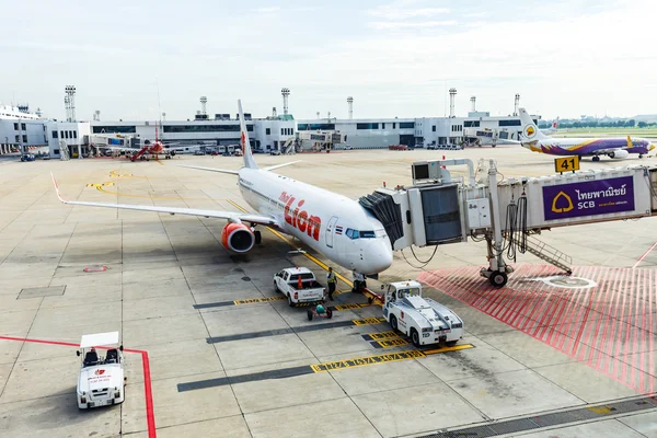 Jet way from terminal to Boeing 737 aircraft at Don Mueang Inter — Stock Photo, Image