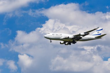 Bir El Al İsrail Havayolları Boeing 747 havaalanına yaklaşırken