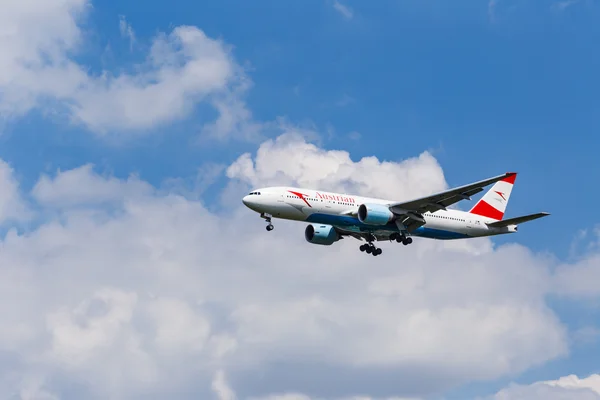 Boeing 767-300 Austrian Airlines before landing — Stock Photo, Image