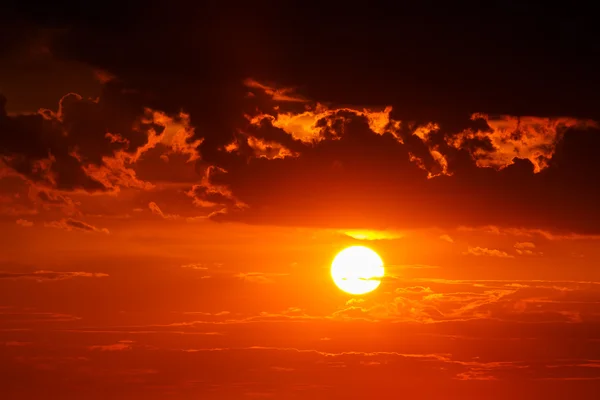 Pôr do sol laranja e nuvem — Fotografia de Stock
