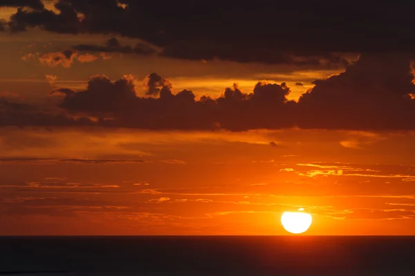 Orangener Sonnenuntergang und Wolken über dem Meer — Stockfoto