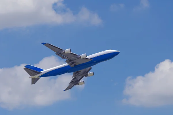 Airplane againt blue sky — Stock Photo, Image