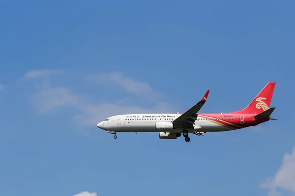 Boeing 737 πλησιάζει προς το αεροδρόμιο — Φωτογραφία Αρχείου