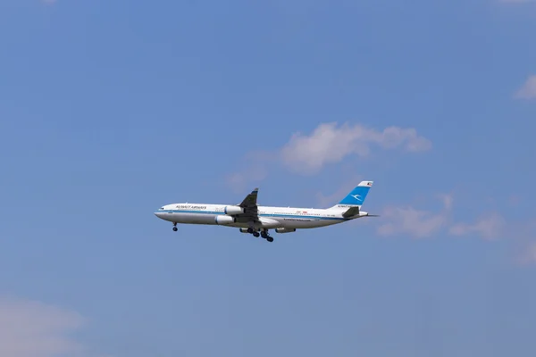 Kuwait Airwaits Boeing 747 approaching to Airport — Stock Photo, Image