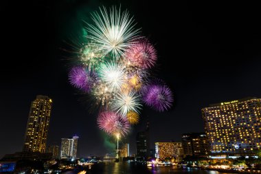 Yeni yıl havai fişek Bangkok Tayland Chaopraya Nehri üzerinde