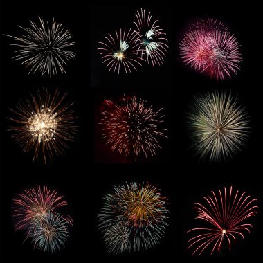 Siyah arka plan üzerinde dokuz renkli havai fişek