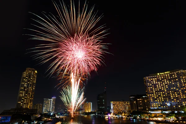 Fogos de artifício de ano novo sobre o rio Chaopraya em Bancoc, Tailândia — Fotografia de Stock