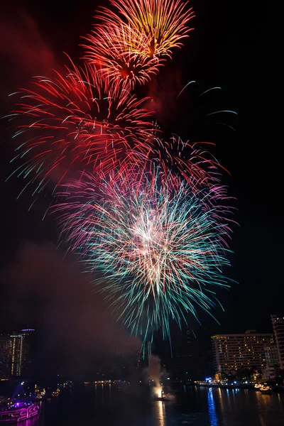 Vuurwerk over Chaopraya rivier in Bangkok Thailand — Stockfoto