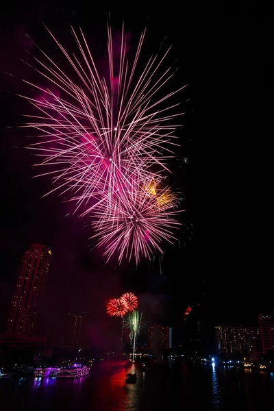 Fogos de artifício sobre o rio Chaopraya em Bancoc, Tailândia — Fotografia de Stock