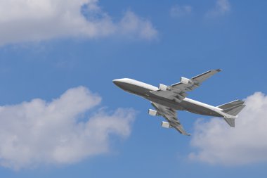 Boeing 747-400 uçak againt mavi gökyüzü