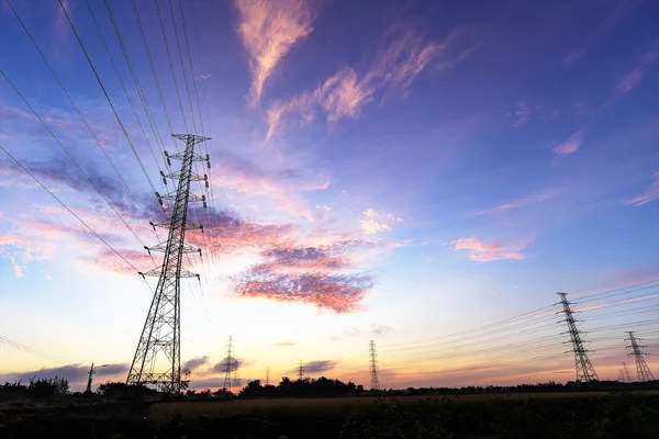 Torre de alimentación eléctrica de silueta con salida del sol —  Fotos de Stock