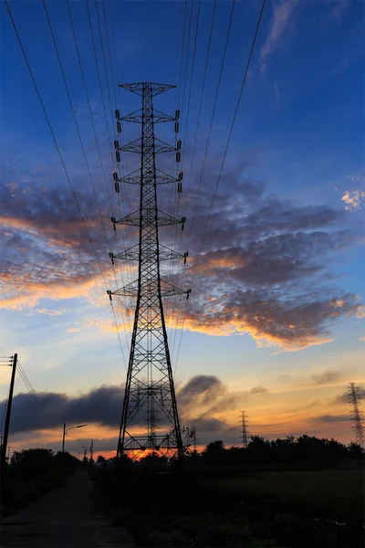 Silueta elektrické energie věž s východem slunce — Stock fotografie