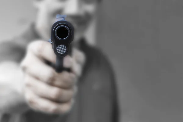 Černá pistole drží v ruce člověka — Stock fotografie