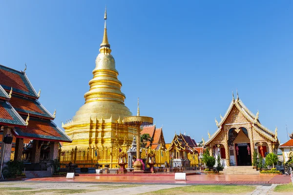 Pagoda w Wat Phra że Hariphunchai w Lamphun od Tajlandia — Zdjęcie stockowe