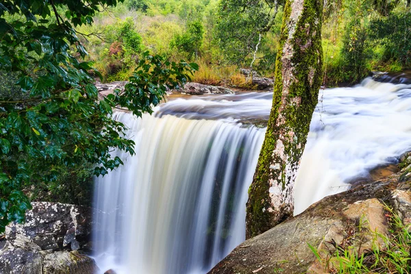 Ponpobmai waterval in Phu Kradueng Nationaal Park, de provincie Loei — Stockfoto