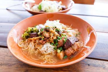 Baharatlı domuz eti sup ile şehriye