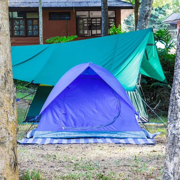 Niebieski namiot kopuła na kempingu — Zdjęcie stockowe