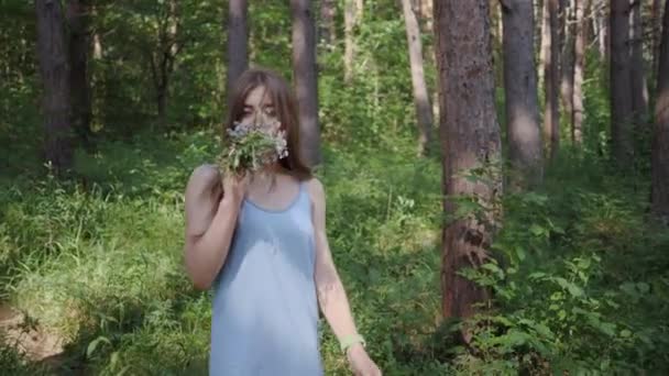 Romantyczna dziewczyna z bukietem Ciesząca się spacery Lato w parku. Kobieta trzyma Bukiet Wildflowers stokrotki. Kobieta wącha kwiaty. Zwolniony ruch — Wideo stockowe