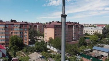 3G, 4G, 5G baz istasyonu şehirdeki çok katlı binaların arka planında. Stavropol, Rusya, 01.09.2020