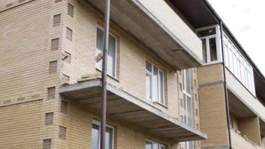 Tamamlanmamış balkonu olan yeni düşük kalite çok katlı bina. İflas etmiş müteahhit kavramı. Uzun vadeli inşaat. Stavropol, Rusya, 01.09.2020