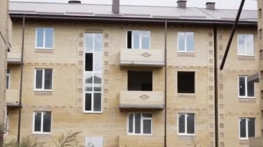 Yeni düşük kalite çok katlı tamamlanmamış bina. İflas etmiş müteahhit kavramı. Uzun vadeli inşaat. Stavropol, Rusya, 01.09.2020
