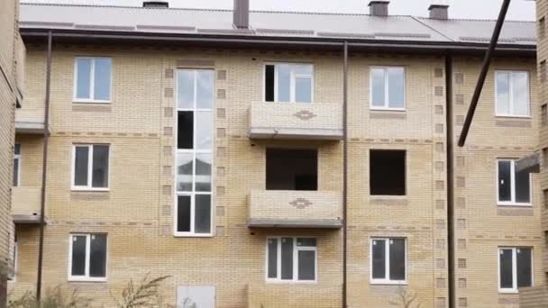 Nuovo edificio incompiuto a più piani di bassa qualità. Il concetto di costruttore in bancarotta. Costruzione a lungo termine. Stavropol, Russia, 01.09.2020 — Video Stock