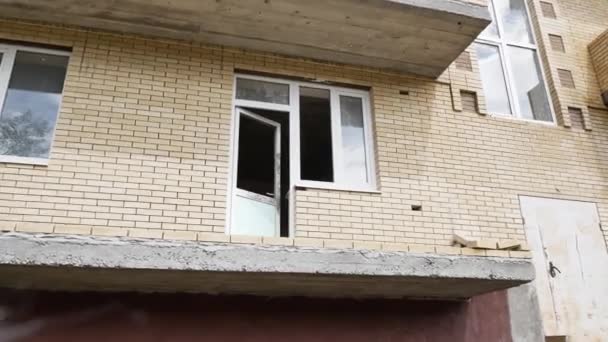 Novo edifício de vários andares de baixa qualidade com uma varanda destruída inacabada. O conceito de um construtor falido. Construção a longo prazo. Stavropol, Rússia, 01.09.2020 — Vídeo de Stock