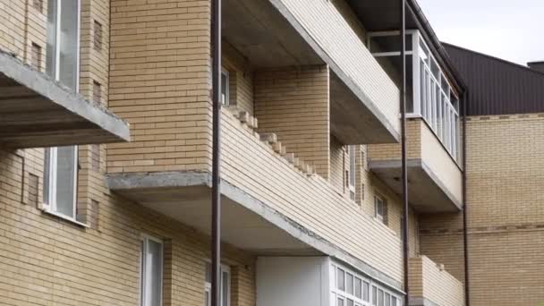 Nieuw gebouw van lage kwaliteit met meerdere verdiepingen en een onafgewerkt vernield balkon. Het concept van een failliete bouwer. Langetermijnbouw. Stavropol, Rusland, 01.09.2020 — Stockvideo