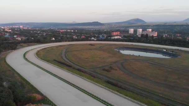 PYATIGORSK, Rusland - 16 juli 2020: renbaan in Pyatigorsk - een van de oudste en grootste in Rusland. Paardenrennen wedstrijden worden gehouden sinds 1885 — Stockvideo