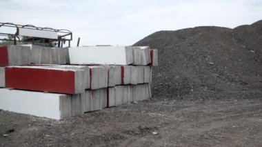 Yolu kapatacak bir sürü beton blok, yol boyunca döşenecek kaldırımlar, yol onarımı
