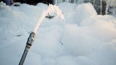 Fıskiyede büyük miktarda köpük var. Şakacı fıskiyeye şampuan eklemiş. Çeşmeyi yıkıyorum.